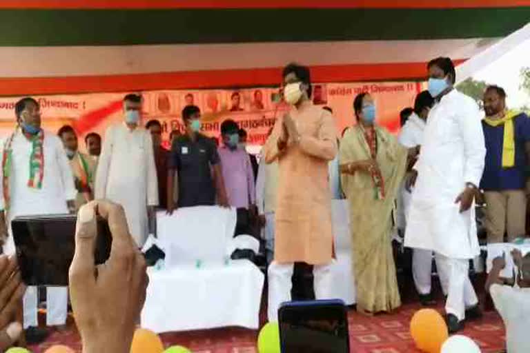 Bermo by-election: CM Hemant Soren reaches  election meeting in bokaro, news of Bermo by-election, CM Hemant Soren addressed election meeting in bokaro, बेरमो उपचुनाव के चुनावी सभा में पहुंचे सीएम हेमंत सोरेन, बेरमो उपचुनाव की खबरें, सीएम हेमंत सोरेन ने चुनावी सभा को किया संबोधित