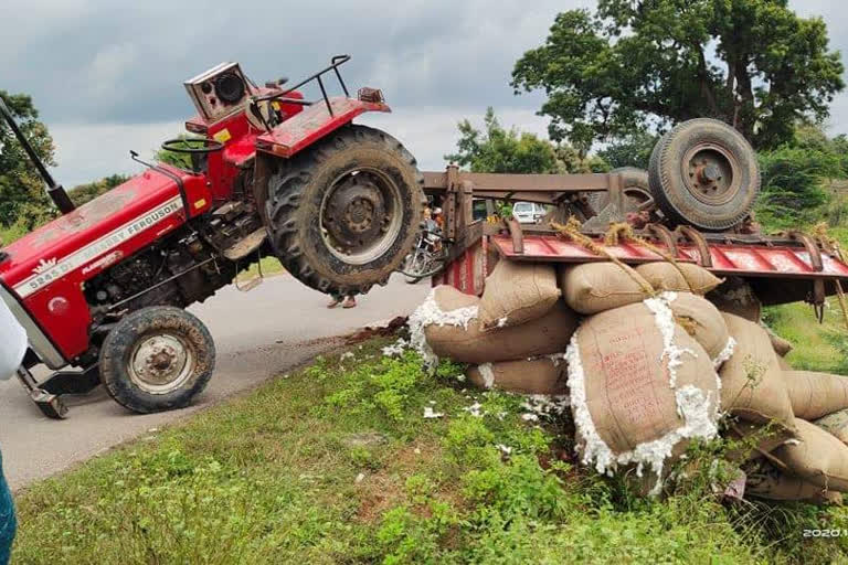 cotton tractor accident at adhoni