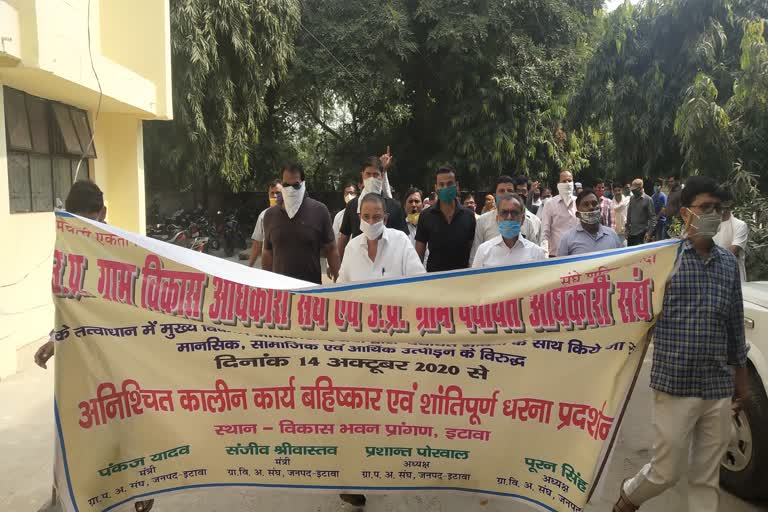 village panchayat secretaries protest against cdo in etawah