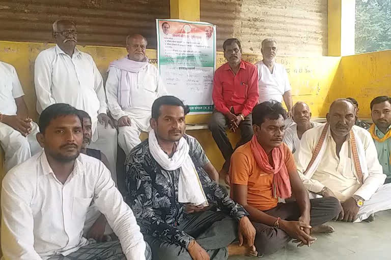 77 village farmers agitated for not receiving crop insurance amount