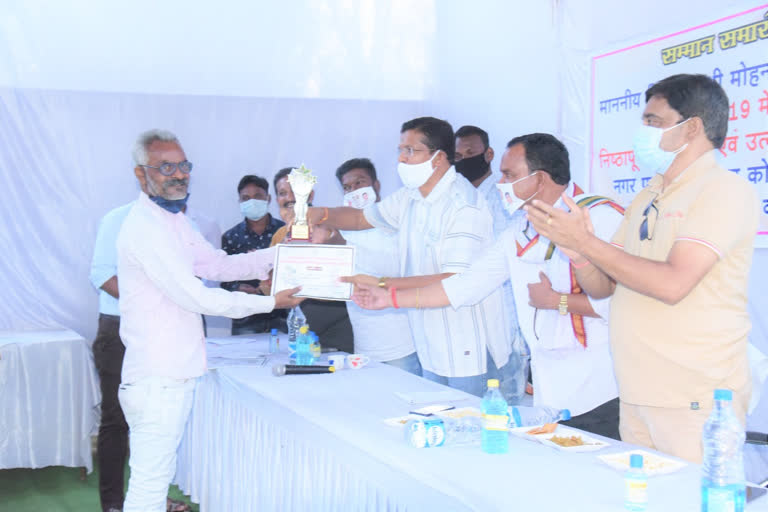 MLA Mohan Markam honored municipality workers