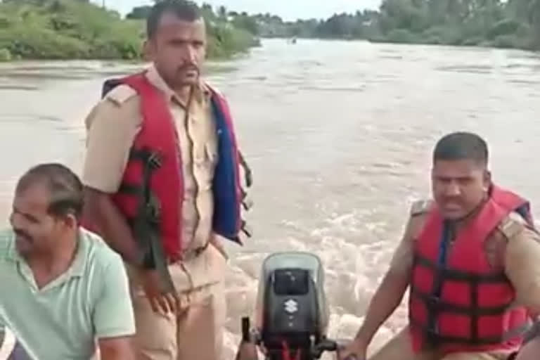 ಬೋಟ್ ಮೂಲಕ ಪೊಲೀಸರು ಪತ್ತೆ ಕಾರ್ಯಚರಣೆ