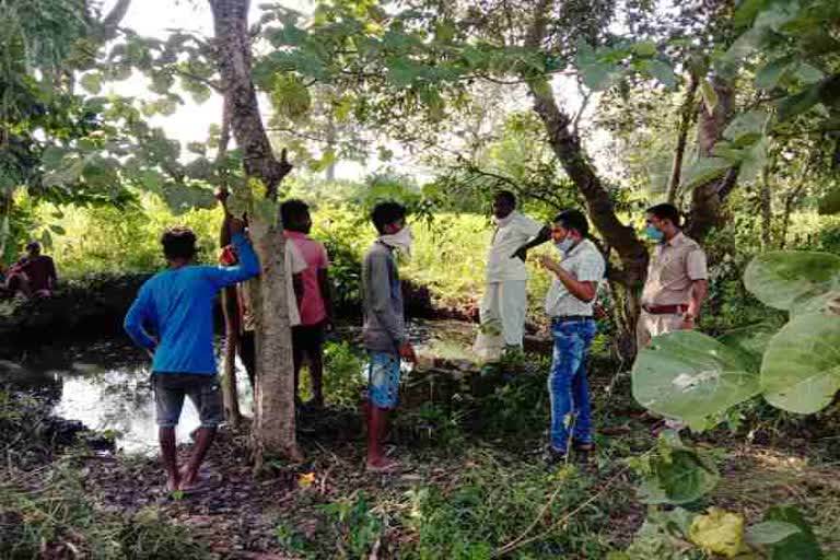 young man dead body found in seraikela, young man killed in seraikela, crime news of seraikela, सरायकेला में मिला युवक का शव, सरायकेला में युवक की हत्या, सरायकेला में अपराध की खबरें