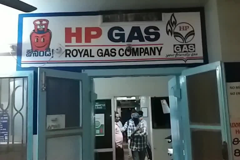 attack on mangalagiri royal gas sodown in guntur district