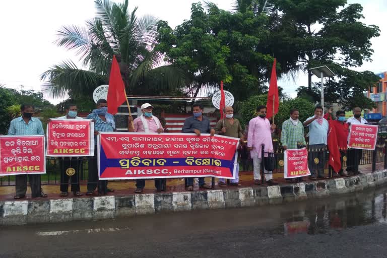 demonstration against private rice mandi