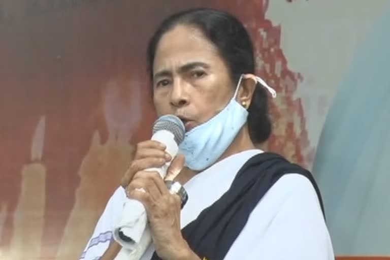 mamata inaugurates pooja pandals