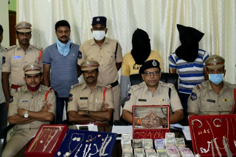 Wanaparthy Police Recovery Gold And Cash From Thives in wanaparthy