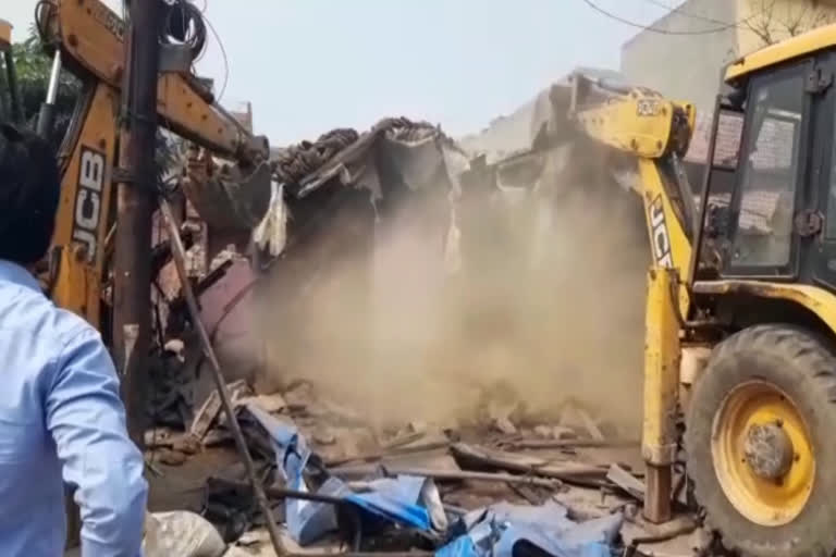 Noida Authority fired bulldozer on illegal encroachment