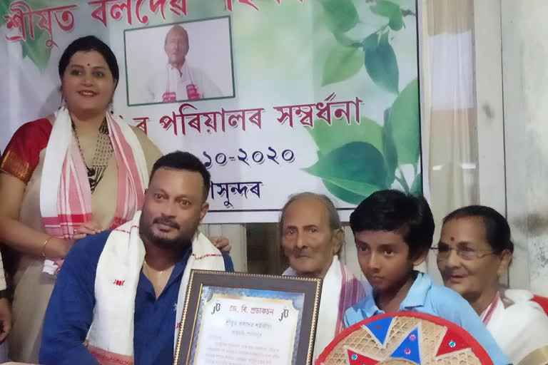 বিশিষ্ট নাট্যশিল্পী বলদেৱ শইকীয়াক সম্বৰ্ধনা জ্ঞাপন 'ৰত্নাকৰ' ছবিৰ কলা-কুশলীৰ