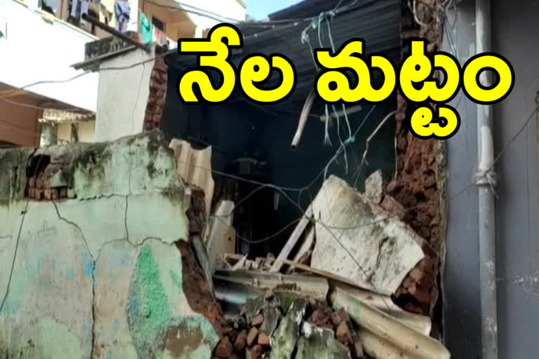 a house was collapsed due to heavy rain in jubilee hills hyderabad