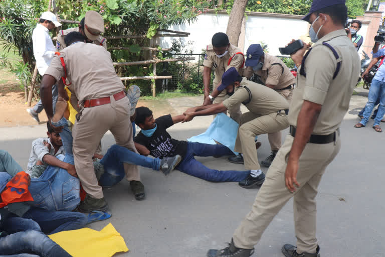 ఏబీవీపీ ఆధ్వర్యంలో ఎమ్మెల్సీ కవిత ఇంటి ముట్టడి