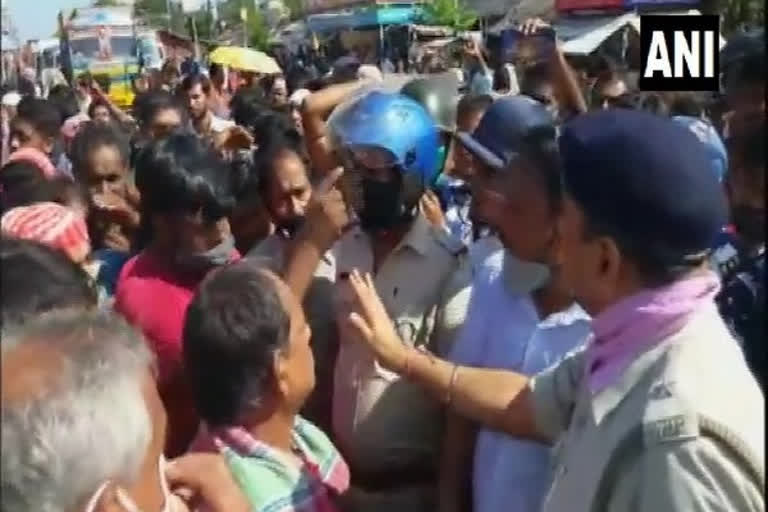 Workers protest against sudden shutdown of jute mill in Titagarh  ചണമില്ല് അടച്ചുപൂട്ടി  പശ്ചിമബംഗാളില്‍ പ്രതിഷേധവുമായി തൊഴിലാളികള്‍  പശ്ചിമബംഗാള്‍  sudden shutdown of jute mill in Titagarh  West Bengal