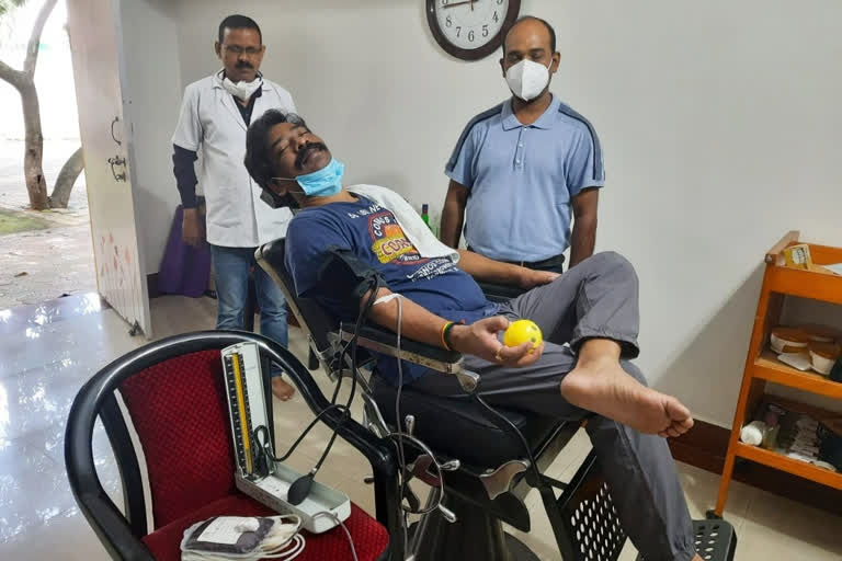 Chief Minister Hemant Soren donated blood