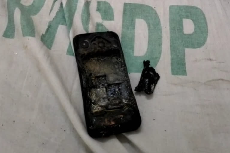 injured in mobile blast, Mobile burst in pocket