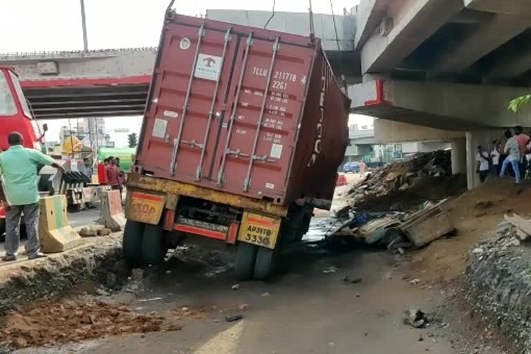 six people injured on road accident at vizag district