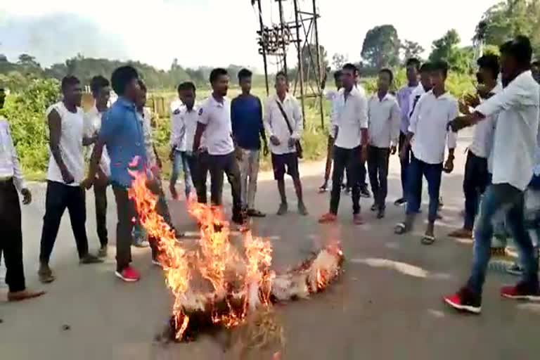 টীয়কত পল্লৱ লোচন দাসৰ প্ৰতিকৃতি দাহ