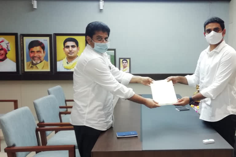 Former Anaparthi MLA Nallamilli Ramakrishna Reddy met  tdp National General Secretary Nara Lokesh in Mangalagiri.