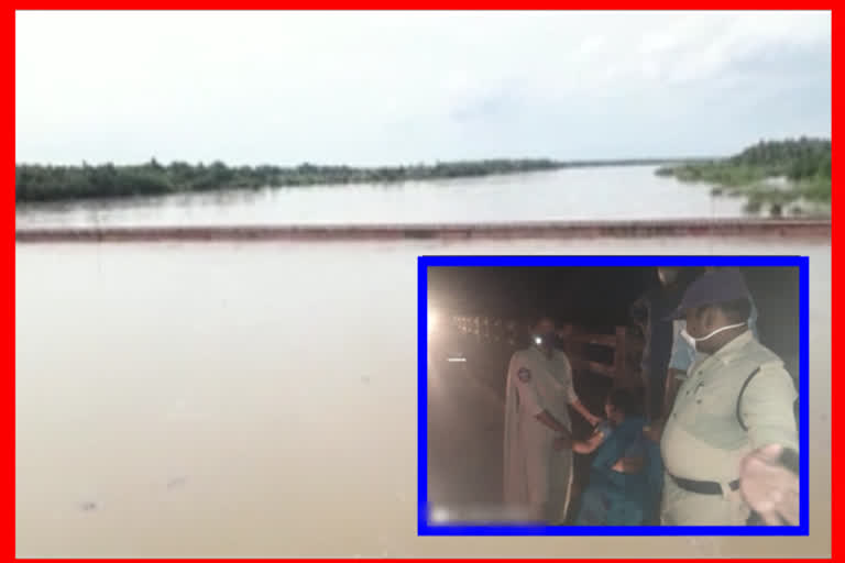 police-res-cue-woman-while-she-jumps-into-river-krishna-in-puligadda-krishna-district