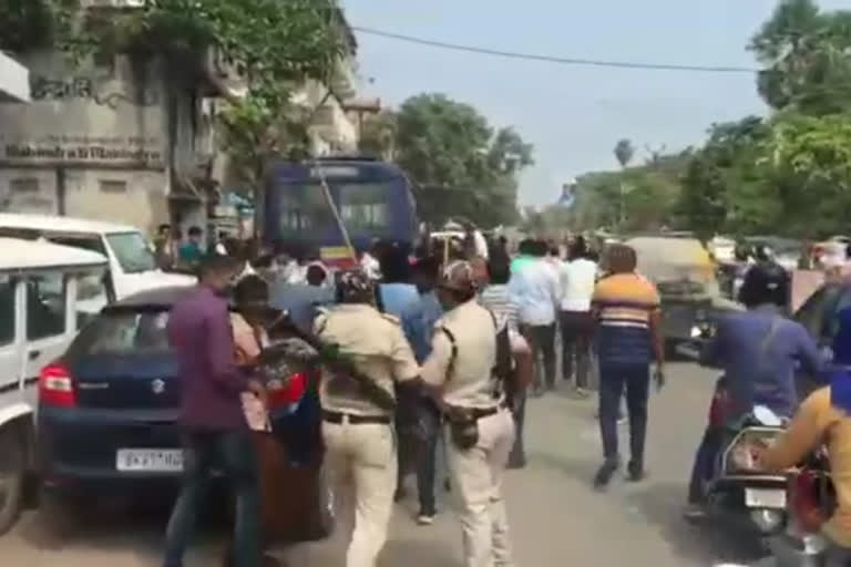 lathicharge during nomination in hazipur, हाजीपुर में नामांकन के दौरान चली पुलिस की लाठी