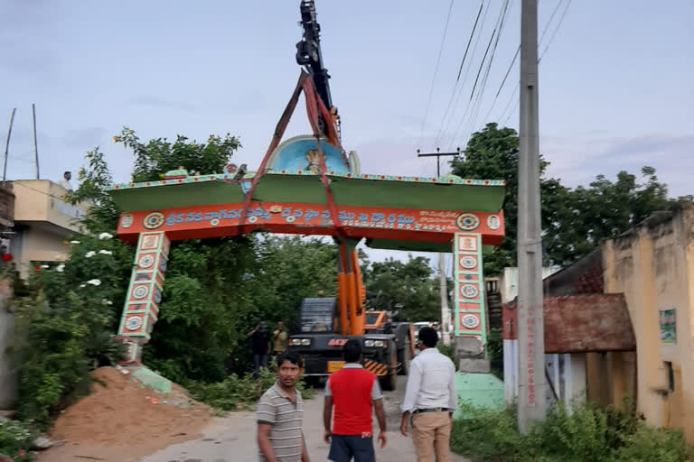 arch destroyed in with vehicle accident in  prakasam district