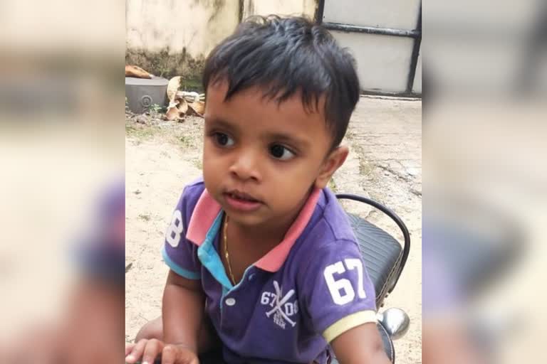 two-year-old boy found dead beach side  രണ്ട് വയസുകാരനെ മരിച്ച നിലയിൽ കണ്ടെത്തി  തിരയിൽപ്പെട്ട് കുഞ്ഞ് മരിച്ചു  kid dies by falling sea