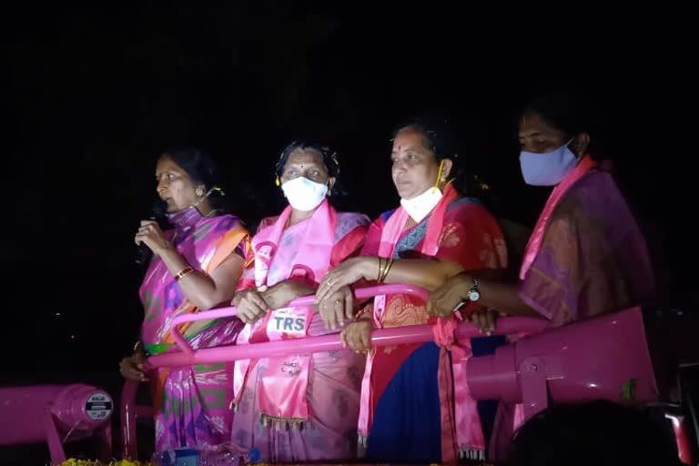 trs candidate solipet sujatha campaign in dubbaka