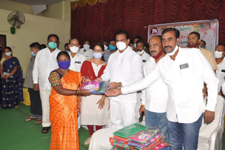 MLA Gampa Govardhan Distributes Bathukamma Sarees in Kamareddy