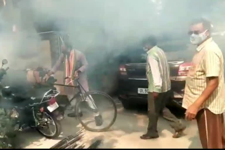 fogging-and-spraying-of-anti-larval-medicines-in-patparganj-ward-in-delhi