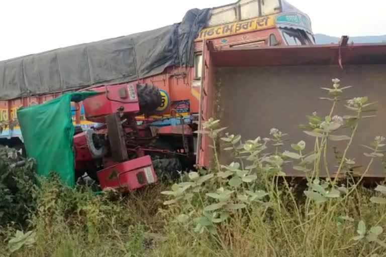 A tractor hit a goods truck near Visarwadi