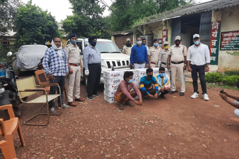 3 smugglers arrested with 25 cases of alcohol in kawardha