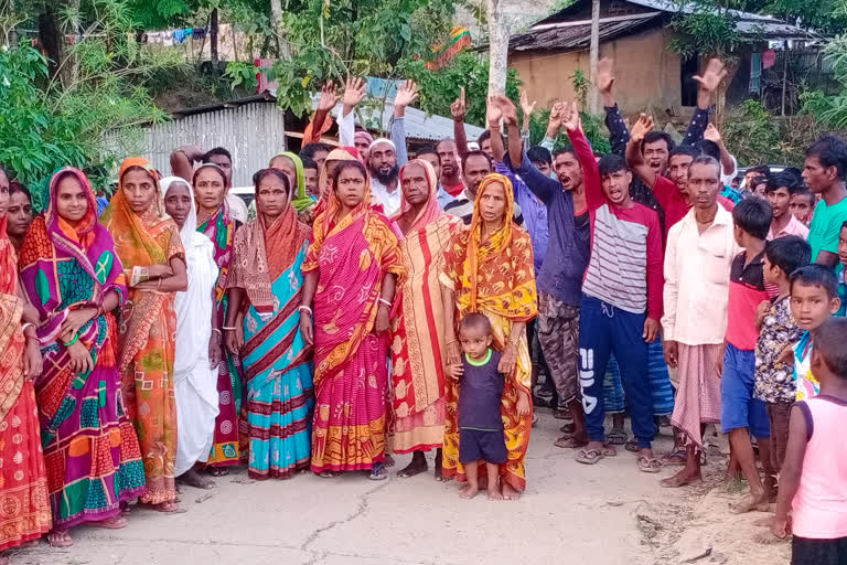 হাইলাকান্দিৰ বৰ্ণিলাইন কুৰিয়া বস্তিত ৰাইজৰ বিক্ষোভ প্ৰদৰ্শন