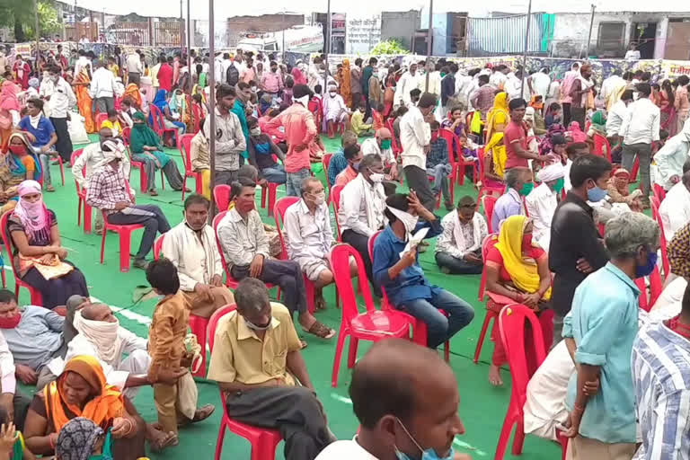 crowd during camp