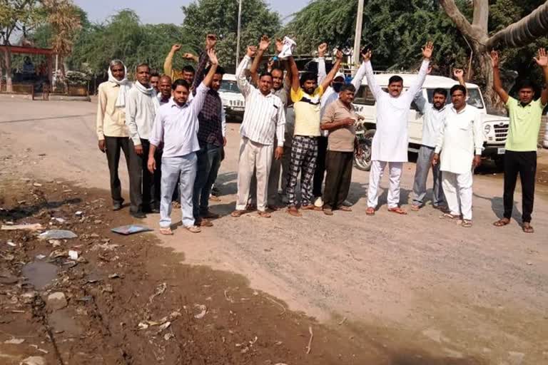 people protest for bad condition of roads at kairu shiv chowk in bhiwani