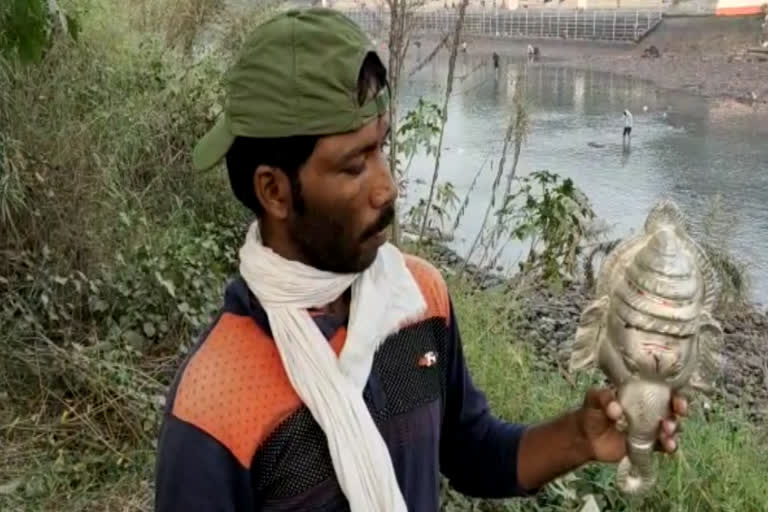 silver crown found in ganganahar haridwar