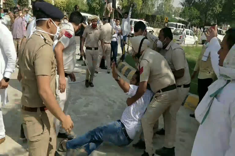 farmers protested against tractor yatra of sunita duggal in fatehabad