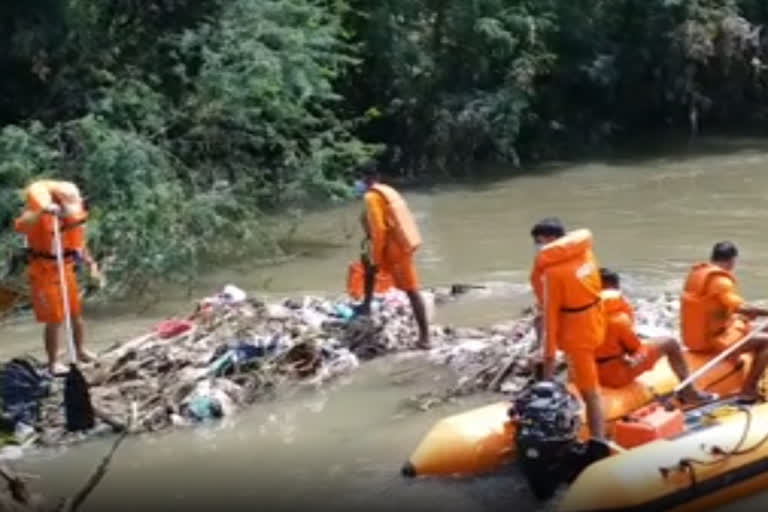 ndrf  police searching car and  Interrupting trees