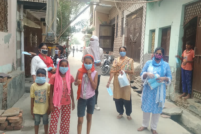 AAP leader anjali kapoor distribute 2 thousand mask at roshan garden in najafgarh in delhi