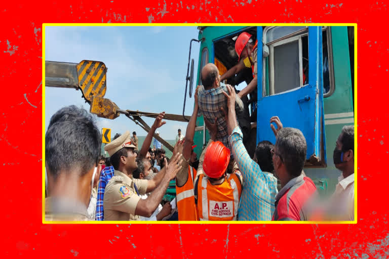 Firefighters rescue truck driver in guvvalacheruvu ghat road lorry accident in kadapa