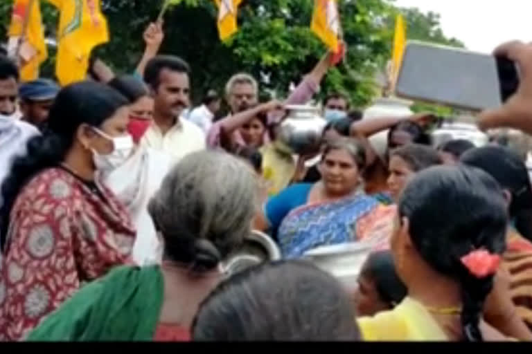 Women protest about drinking water