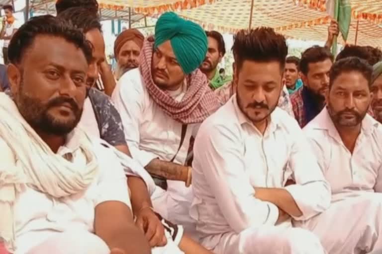 Singer Sidhu Moose Wala joins farmers' dharna in Mansa