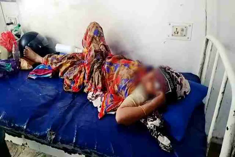 Step son beating his mother in godda, Step son injured his mother in godda, crime news of godda, गोड्डा में सौतेले बेटे ने मां के साथ की मारपीट, गोड्डा में सौतेले बेटे ने मां को किया घायल, गोड्डा में अपराध की खबरें