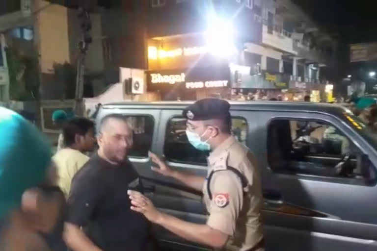 family protested on road in agra  bjp leader shot dead in firozabad  protest on death of bjp leader in agra  protest in agra on killing of bjp leader  Hariparvat road and Nagla Beech in Agra  ഡി കെ ഗുപ്‌ത വെടിയേറ്റ് കൊല്ലപ്പെട്ട സംഭവം  ആഗ്ര റോഡിൽ പ്രതിഷേധം നടത്തി കുടുംബാംഗങ്ങൾ  ആഗ്രയിൽ ബിജെപി നേതാവ് കൊല്ലപ്പെട്ടു  ബിജെപി നേതാവ് വെടിയേറ്റ് കൊല്ലപ്പെട്ടു  അന്വേഷണം ശക്തമാക്കണമെന്ന് കുടുംബാംഗങ്ങൾ  ആശുപത്രിക്ക് പുറത്ത് പ്രതിഷേധ പ്രകടനം