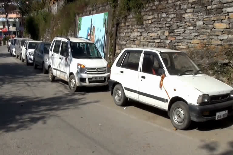 action on vehicles standing on road pithoragarh news