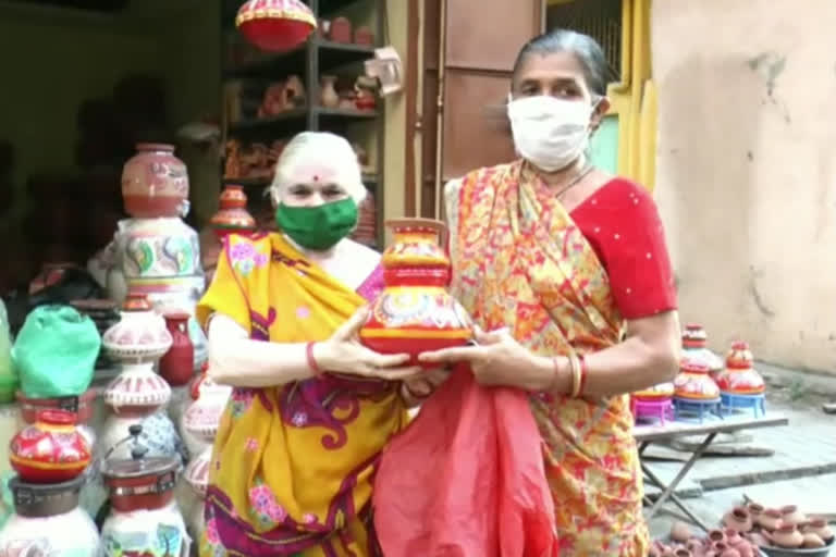 લુણાવાડામાં માઇ ભક્તો દ્વારા કલાત્મક રંગબેરંગી માટલી ગરબાની ખરીદી