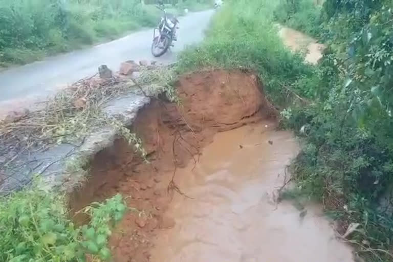 వరదల దాటికి కోతకు గురైన రహదారి