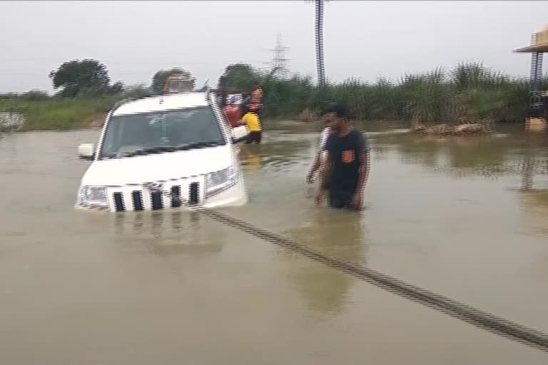 వరదలో చిక్కుకున్న కారు