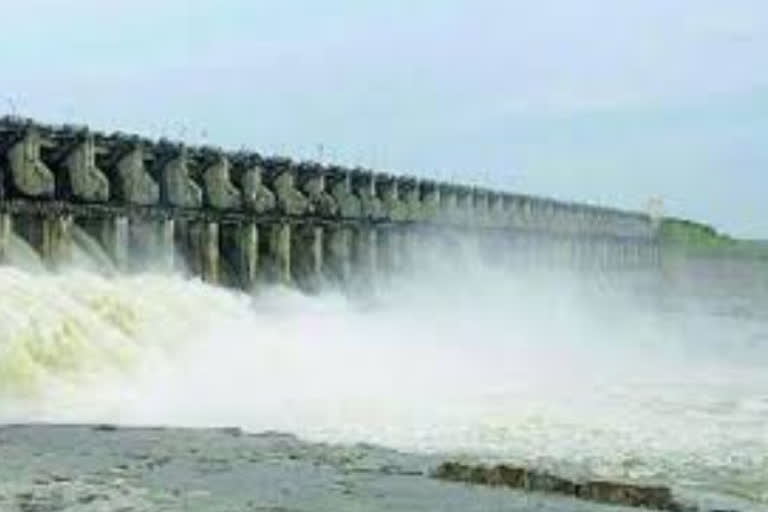 Flood continue in Pulichintala reservior