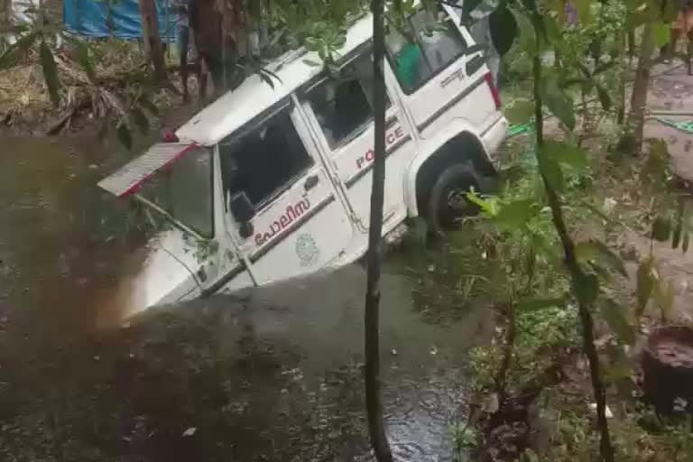 police jeep fell into the pool  ആലപ്പുഴ  പൊലീസ് ജീപ്പ് കുളത്തിൽ വീണു  അർത്തുങ്കൽ സ്റ്റേഷനിലെ ജീപ്പ്