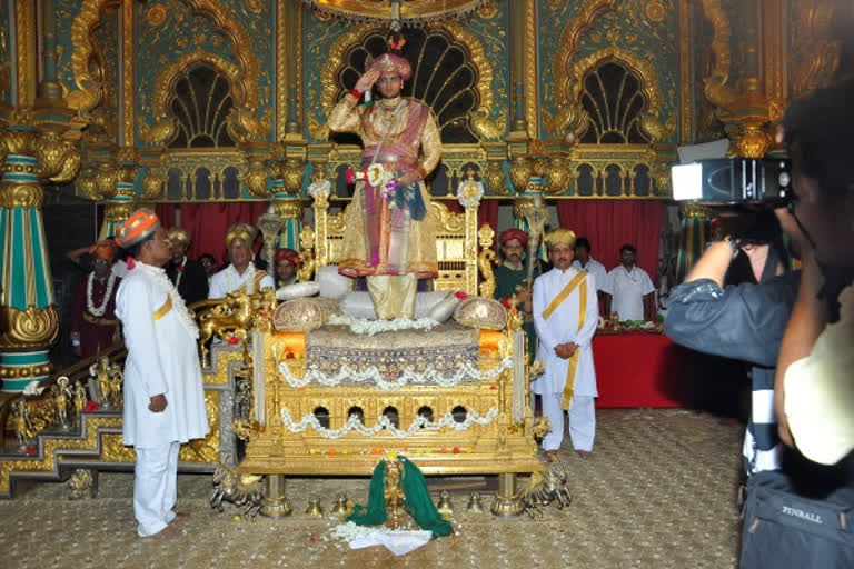 mysore-dasara-rituals-of-sharannavaratri-in-mysore-palace-khas-darbar-begins