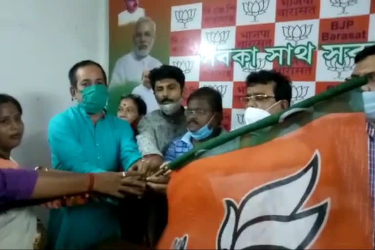 ex_tmc_councillor_joins_bjp_alongwith_party_workers_in_madhyamgram